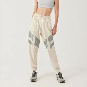 NWT Outdoor Voices Relay Pant in Eggshell/Granite - Medium